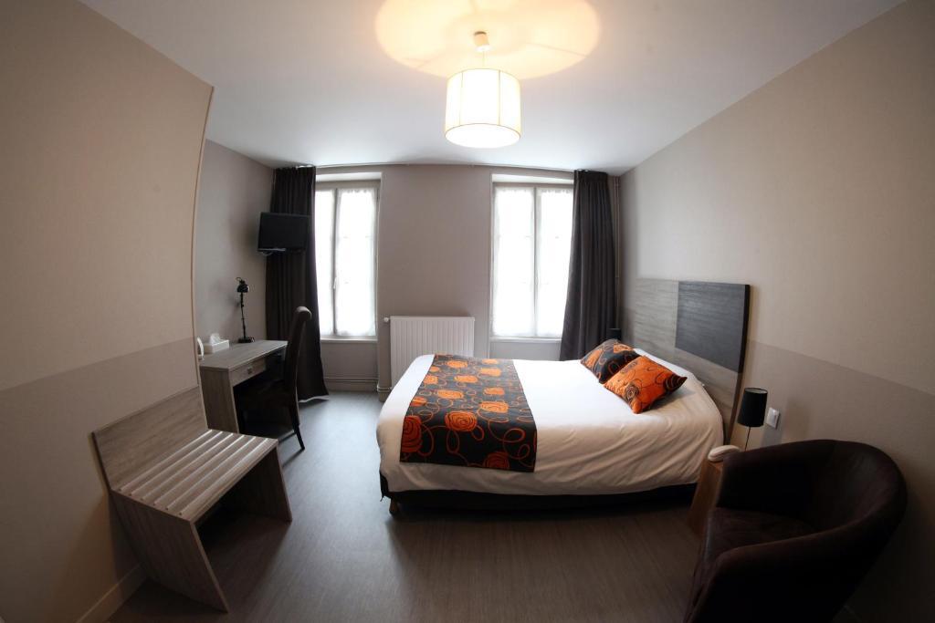 Logis Hostellerie De L'Abbaye Celles-sur-Belle Ruang foto